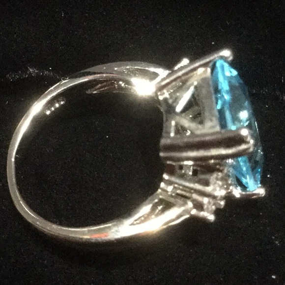 SOLD ⭐️Unusual Emerald Cut Blue Topaz Ring⭐️ - Picture 7 of 7